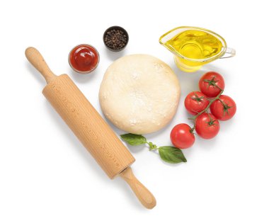 Beyaz arka planda pizza hazırlamak için ham hamur ve malzemeler
