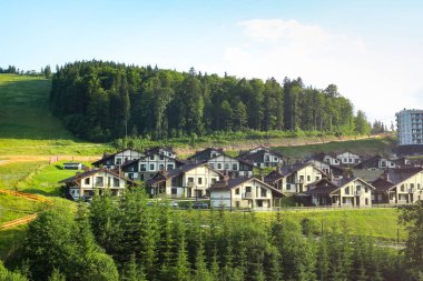 Ukrayna 'daki Karpat Dağları' ndaki Yamaç Evleri