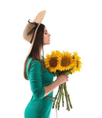 Hasır şapkalı genç kadın beyaz arka planda izole edilmiş bir buket güzel ayçiçeğiyle