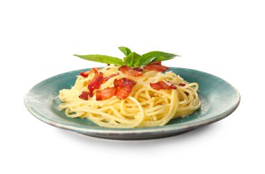 Beyaz arka planda lezzetli makarna tabağı.