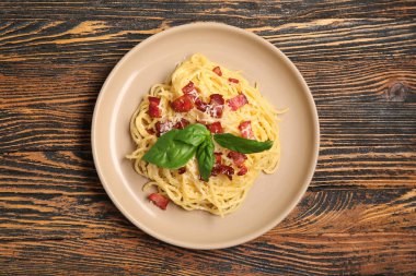 Ahşap arka planda lezzetli makarna tabağı.