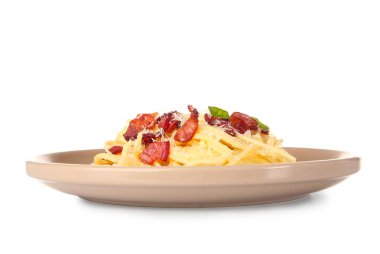 Beyaz arka planda lezzetli makarna tabağı.