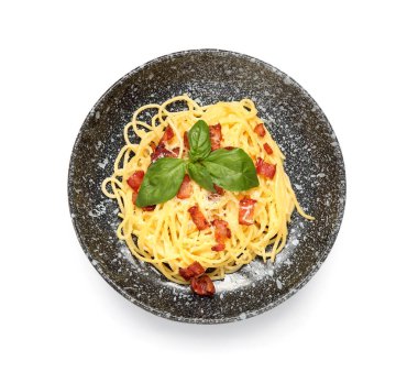 Beyaz arka planda lezzetli makarna kasesi.