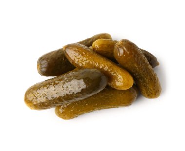 Beyaz arka planda bir yığın lezzetli mayalanmış salatalık.