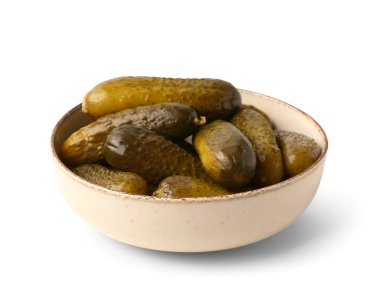 Beyaz arka planda lezzetli mayalanmış salatalıklı kase.