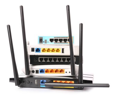 Beyaz arkaplanda modern Wi-Fi yönlendiricileri
