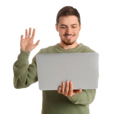 Dizüstü bilgisayarlı genç adam beyaz arka planda sohbet ediyor. Çevrimiçi randevu kavramı