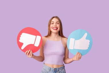 Mor arka planda ikonları olan ve sevmeyen güzel, genç, mutlu bir kadın.