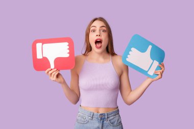 Mor arka planda ikonları olan ve sevmeyen genç ve güzel bir kadın.