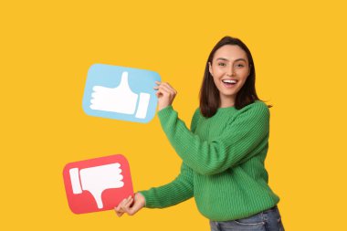 Sarı arka planda ikonlar olan ve sevmeyen güzel, genç, mutlu bir kadın.