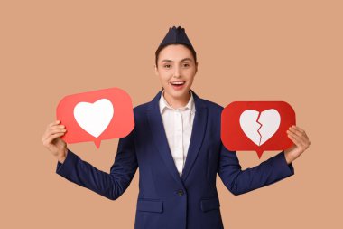 Bej arka planda ikonları seven ve sevmeyen güzel, genç bir hostes.