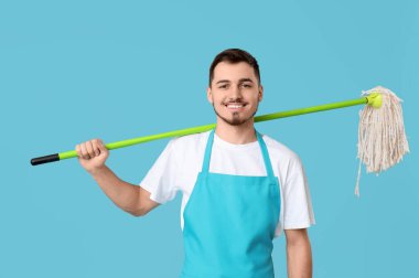 Mavi arka planda yer paspası olan erkek hademe