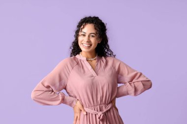 Leylak arka planında güzel bir Afro-Amerikalı kadın. Uluslararası Kadınlar Günü