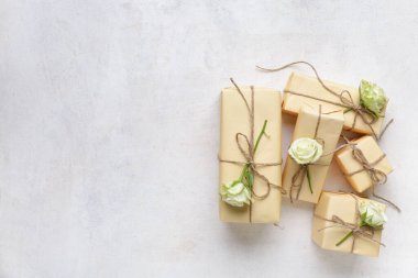 Beyaz arka planda güzel güller olan bir sürü hediye kutusu. Uluslararası Kadınlar Günü