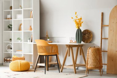 Masasında suni çiçekler olan şık bir ofis.