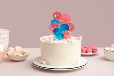 Doğum günü partisi için şekerli pasta pembe duvarın karşısında.