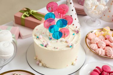 Doğum günü partisi için masada şekerli pasta.