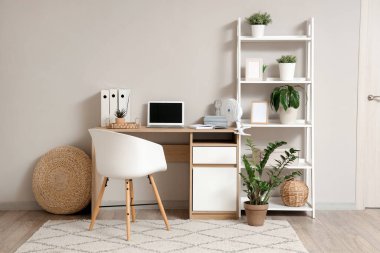 İş yerindeki bilgisayarlı elektrikli vantilatör.