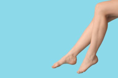 Mavi arka planda güzel genç bayanların bacakları