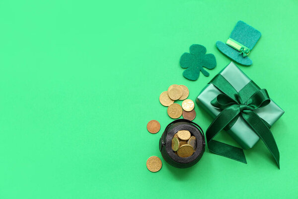 Горшок с золотыми монетами, подарочная коробка и декор на зеленом фоне. Празднование Дня Святого Патрика