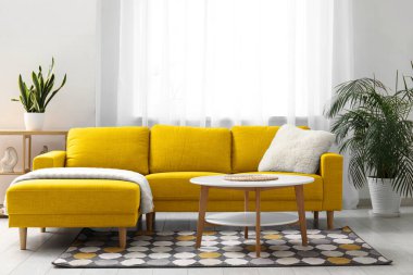 Masalı sarı kanepe ve aydınlık oturma odasında halı.