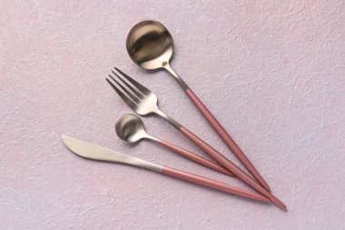 Pembe saplı paslanmaz çelik çatal bıçak seti.