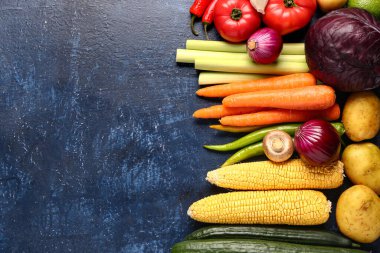 Mavi arka planda farklı taze sebzeler
