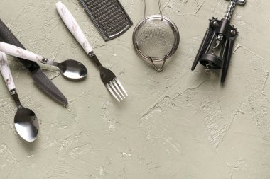 Gri arka plan üzerinde farklı mutfak gereçleri