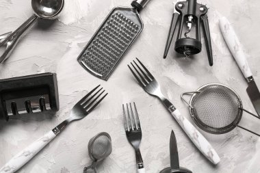 Gri arka plan üzerinde farklı mutfak gereçleri