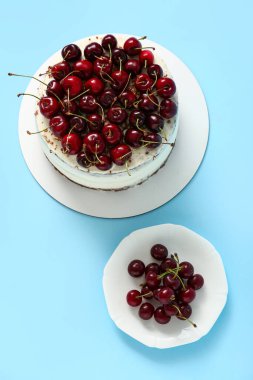 Mavi arka planda vişneli pasta