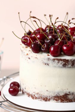 Beyaz arka planda lezzetli vişneli pasta ızgarası