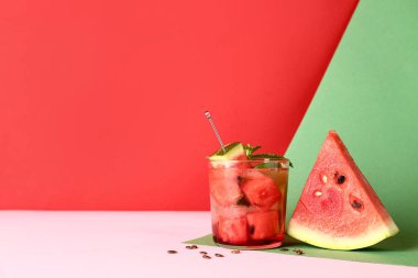 Limonlu taze karpuz limonatası ve renkli arkaplanda nane şekeri.