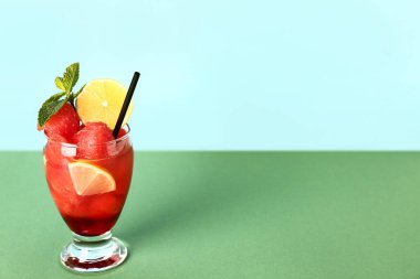 Yeşil masada naneli taze karpuz limonatası.
