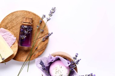 Beyaz arka planda kozmetik ürünleri ve lavanta çiçekleriyle kompozisyon