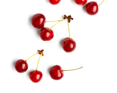 Beyaz zemin üzerine kırmızı tatlı kiraz