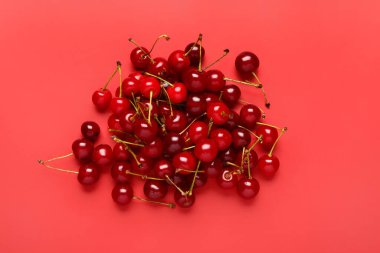 Renkli arkaplanda kırmızı kiraz yığını