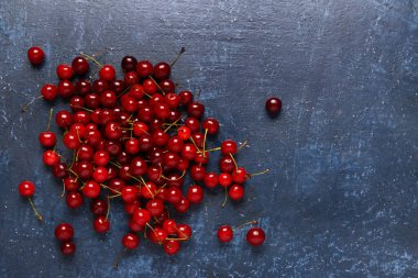 Mavi arka planda bir sürü kırmızı kiraz