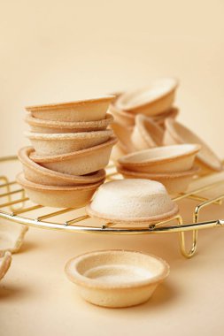 Sarı arka planda ev yapımı tartlarla şebeke