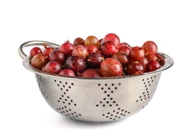 Beyaz arka planda taze bektaşi üzümlü Colander