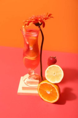 Renkli çilek, limon, portakal ve çiçekli narenciye kokteyli.