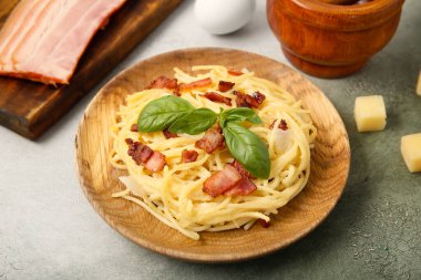 Arkaplanda lezzetli bir makarna tabağı.