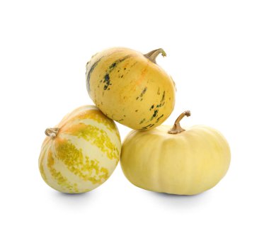 Beyaz arkaplanda taze balkabakları