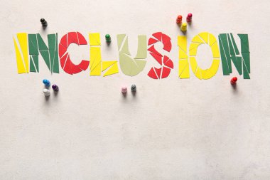 Sözcük INCLUSION gri grunge arkaplan üzerindeki renkli harflerden yapılır