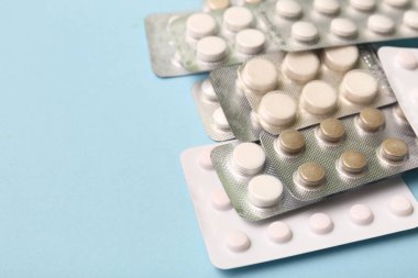 Mavi arka planda beyaz haplı kabarcık paketleri