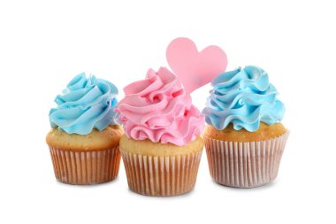 Beyaz arka planda mavi ve pembe kremalı enfes kekler. Cinsiyet ortaya çıkan parti kavramı