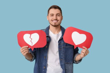 Kalbi mavi arka planda ikonları seven ve sevmeyen yakışıklı genç adam.