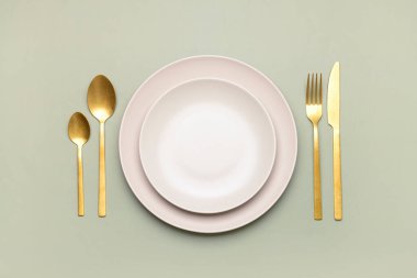 Zeytin arkaplanındaki basit tablo ayarı