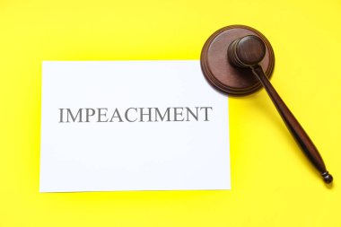 Hakimin tokmağı ve sarı arka planda IMPEACHMENT pankart posteri