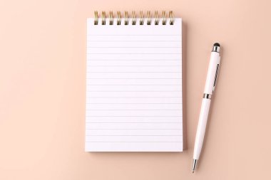 Bej arka planda okul defteri ve kalem