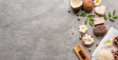 Shea tereyağı ve banyo malzemeleri ile kompozisyon grunge arkaplan metin için yer ile